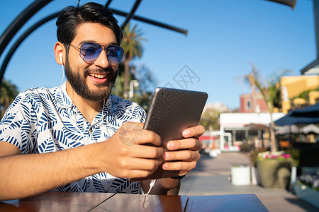 四个婚礼和一个葬礼